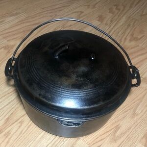 Wagner ware  Sidney O Black Cast Iron Dutch Oven with lid.